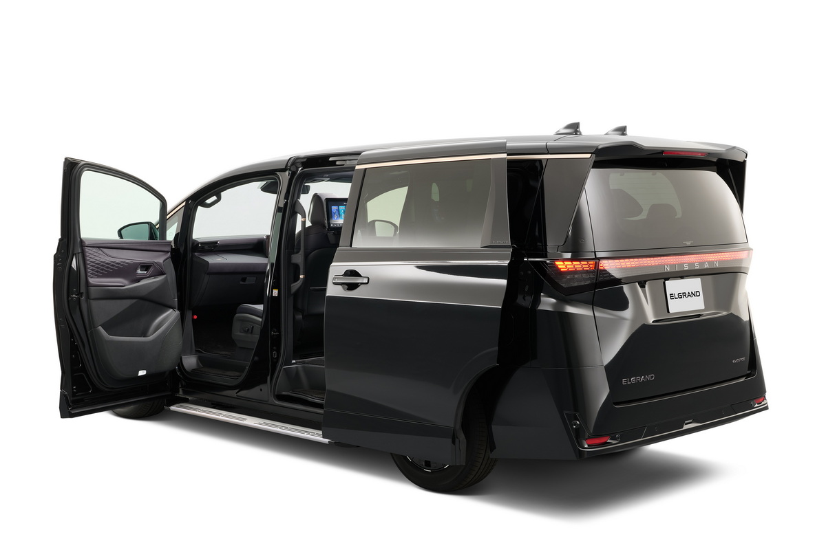 新型エルグランドをベースにした特装車『ステップタイプ』。