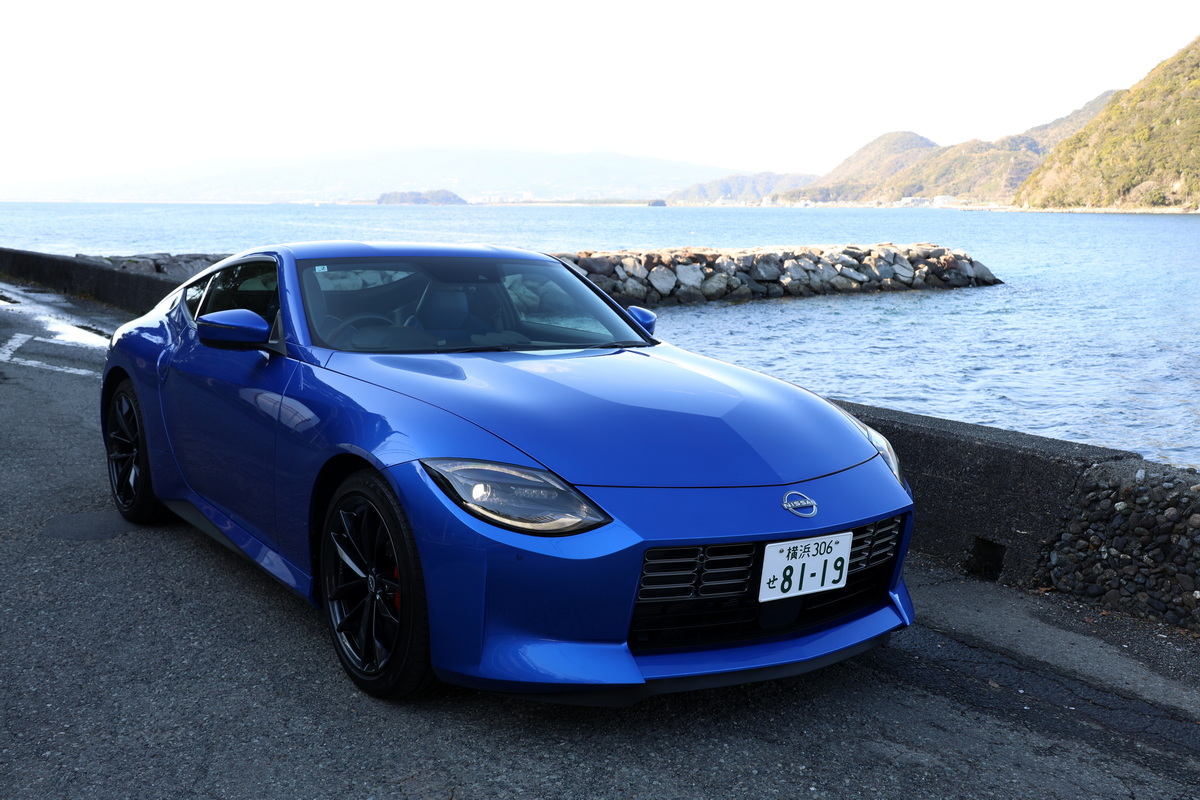 今回の取材車は日産フェアレディZバージョンST。ボディカラーはワンガンブルー！