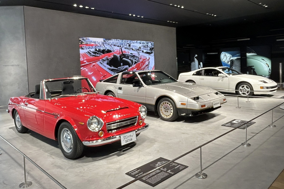 日産自動車本社1階のショールームで展示中だった歴代モデル。全て左ハンドルの海外向けだ。