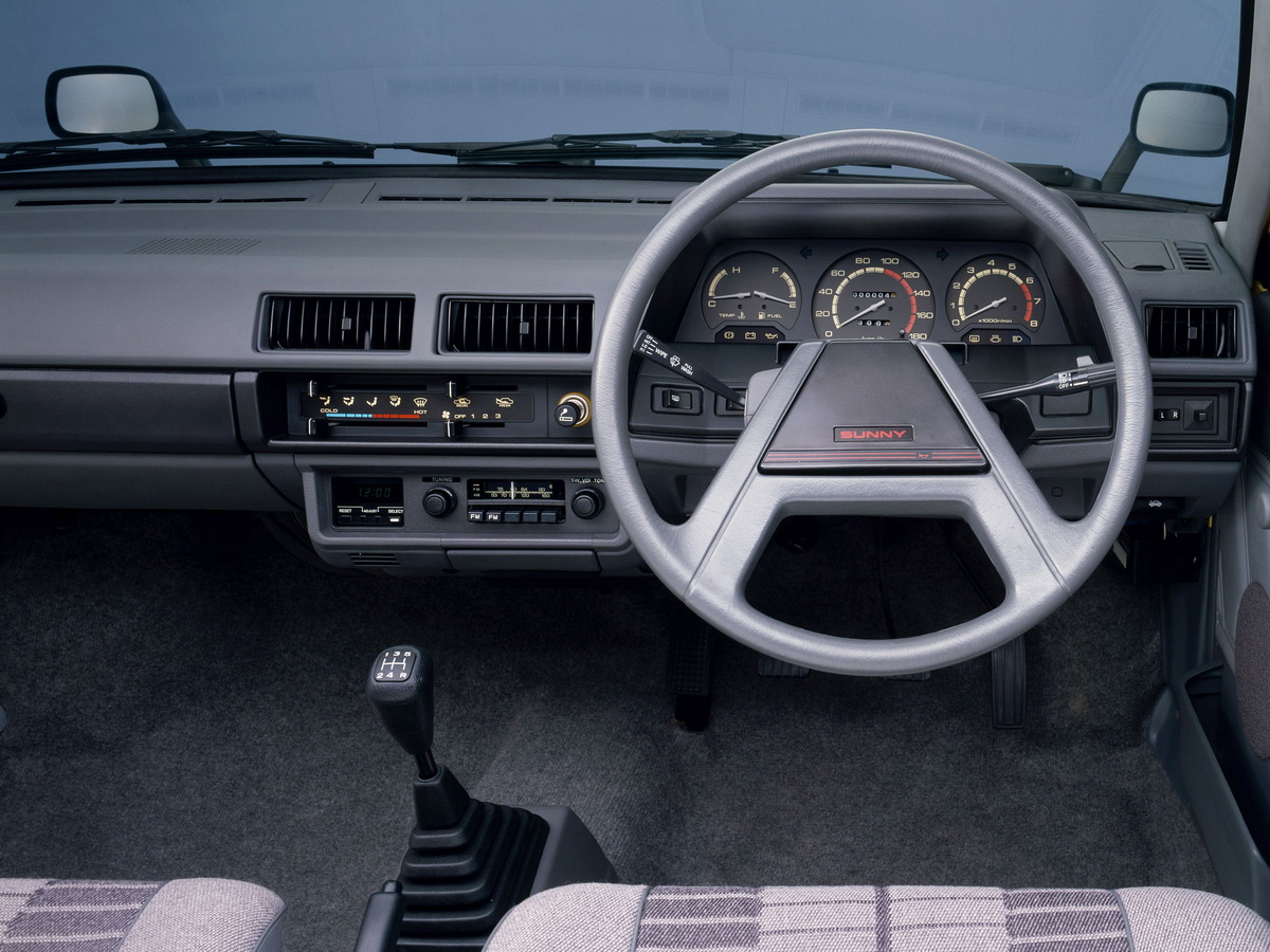 B11型サニーの、1980年代前半の雰囲気が色濃い内装。現代風のドリンクホルダーを付けたくないのです。なおこちらは前期型です。