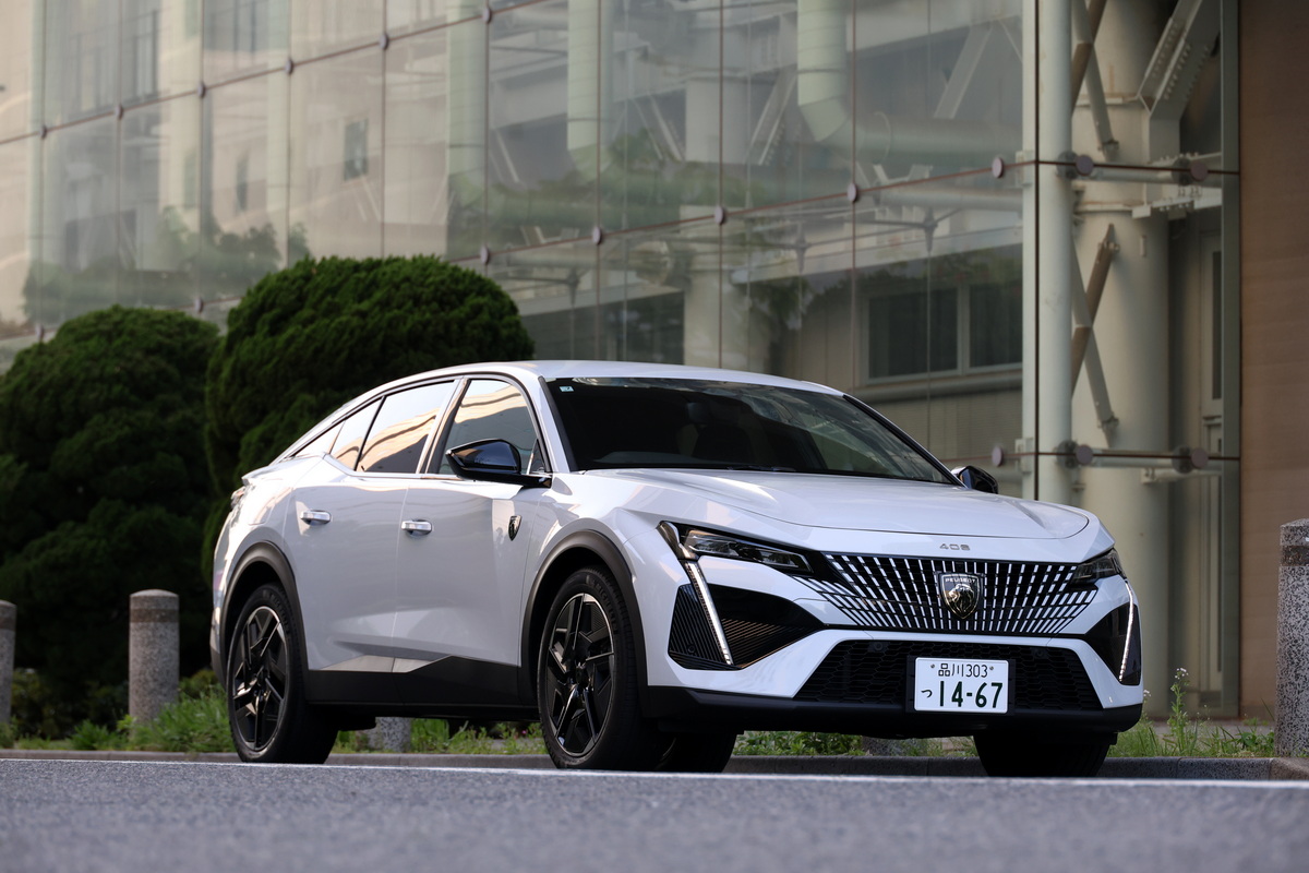 編集部にレポート車として新規導入となった『プジョー408GTハイブリッド』。