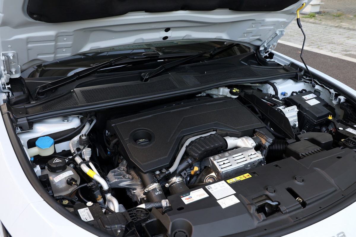 パワートレインは、1.2L直列3気筒ターボ＋モーターのハイブリッドとなる。