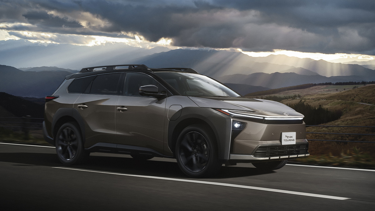 トヨタbZ4Xツーリングのフロントはベース車からほとんど変わらりませんが、バンパー下端デザインを変更することで、ボディ全体と相まって適度なアドベンチャー感を演出しています。
