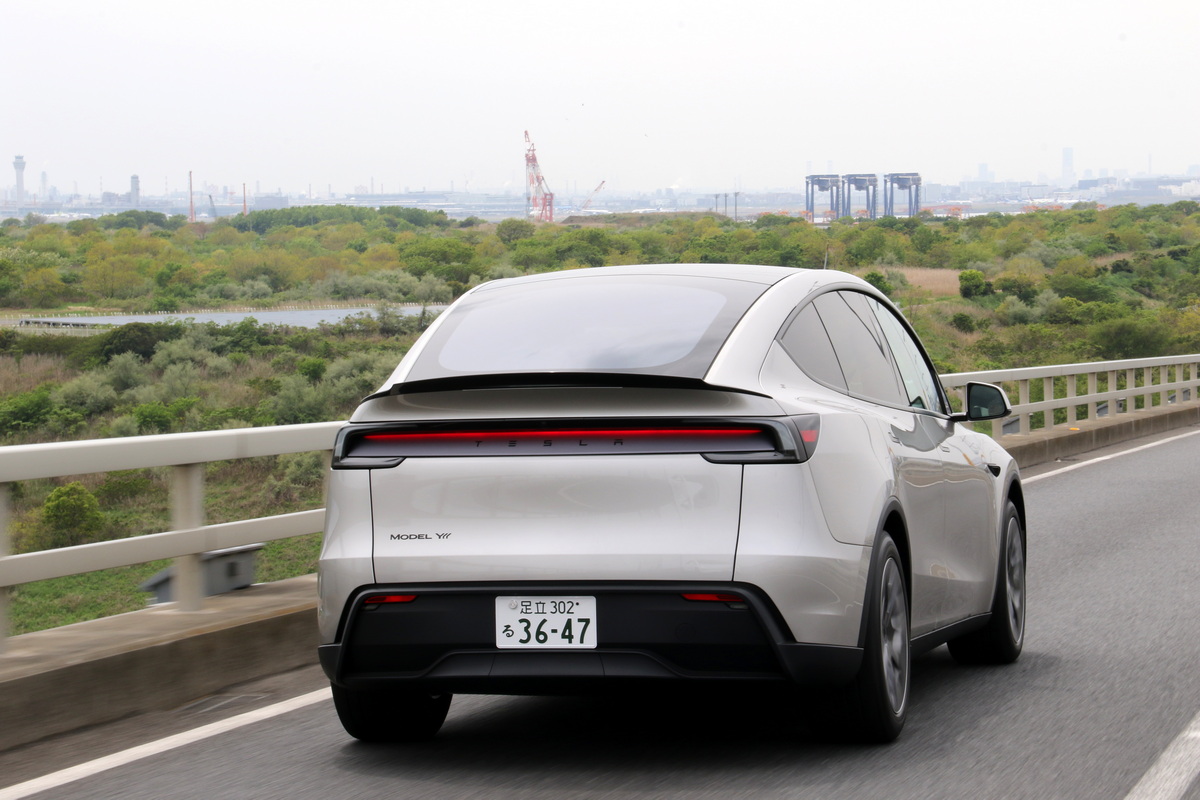 その走りはテスラらしい、電気自動車そのもの。
