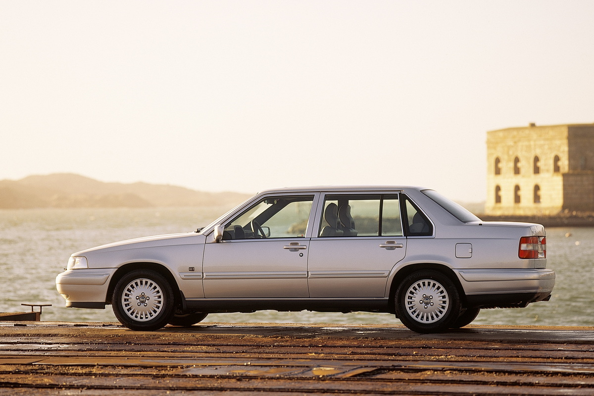 ボルボS90。実家にあったのは濃い緑のクラシックだった。