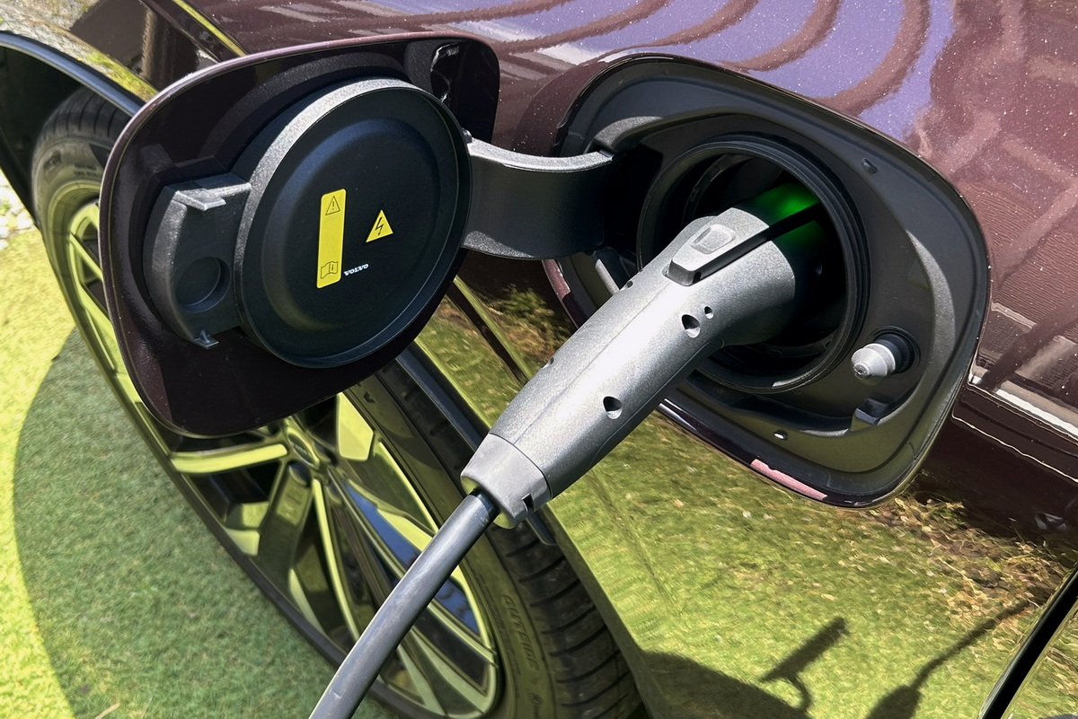 自宅で充電中。200V3kW/約6時間で満充電なら夜中に完了できるので、現実的といえる。