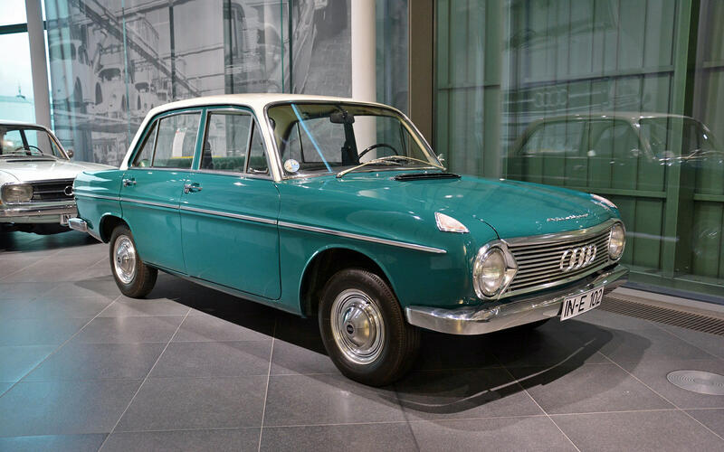 DKW F 102(1964年)*写真は1965年モデル