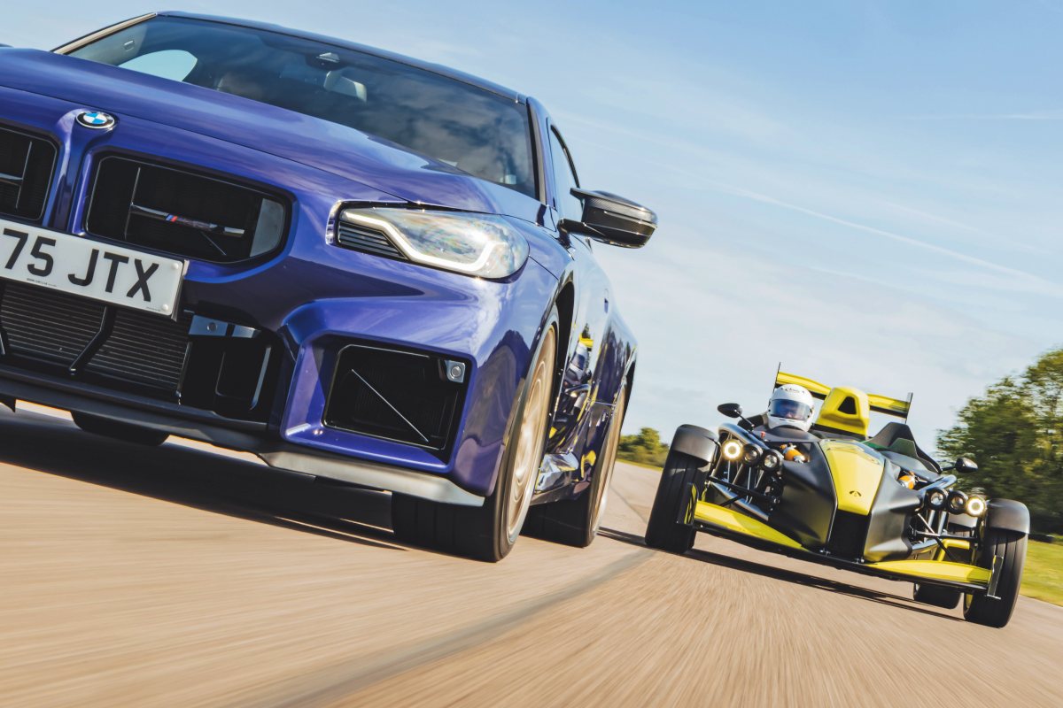 ダーク・ブルーのBMW M2 CSと、イエローのアリエル・アトム 4RR