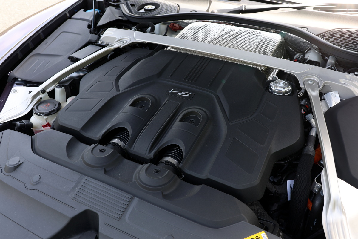 3996ccのV8ツインターボにモーターを組み合わせたプラグインハイブリッドを採用。