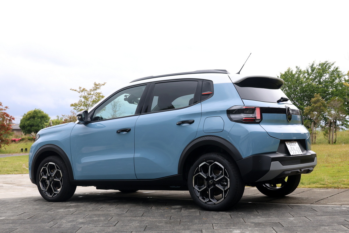 試乗車は、フロントフォグランプや2トーンカラー、アロイホイールを装備した『マックス』。