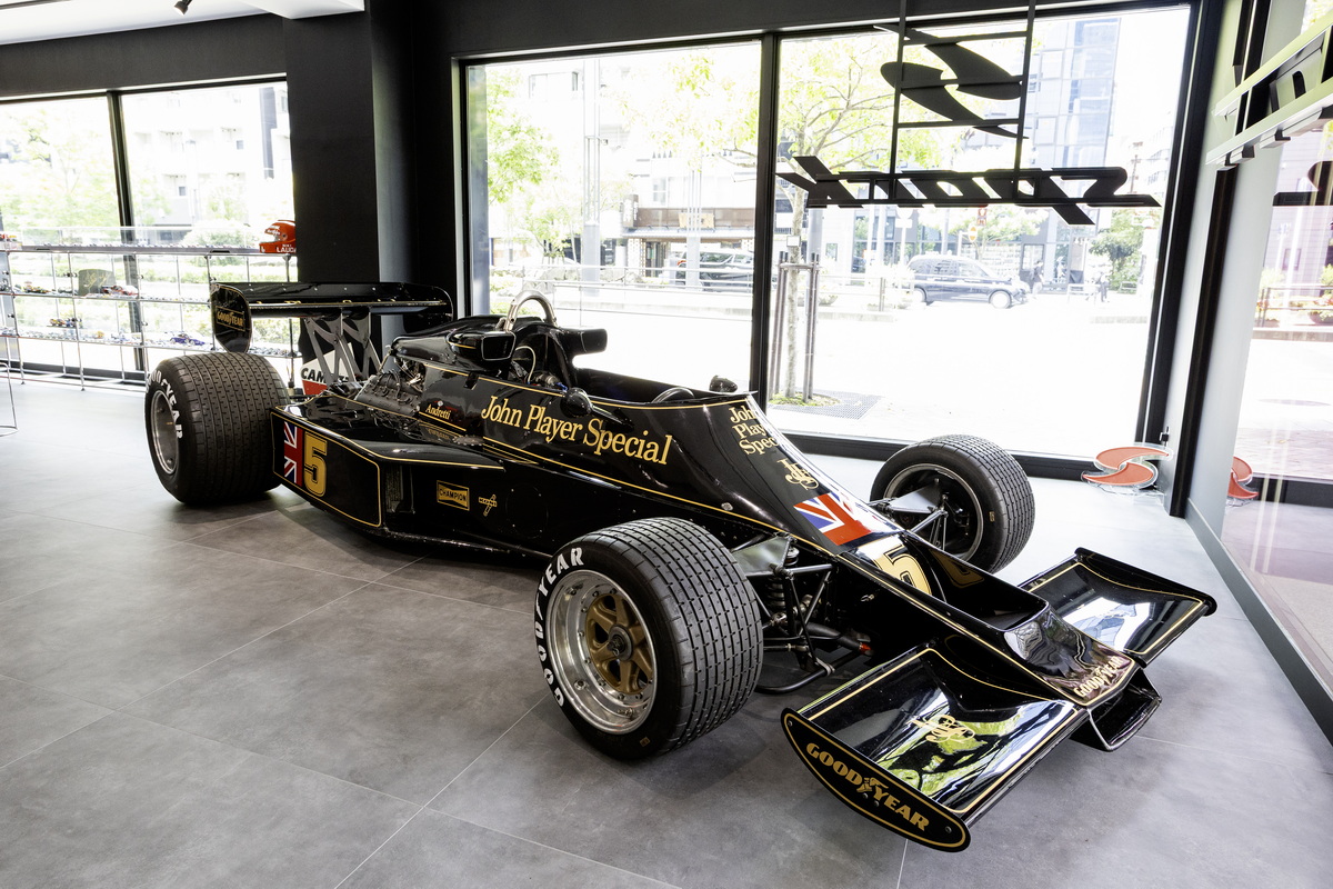 クラシック・チーム・ロータスのクライブ・チャップマン氏の厚意で、『ロータス77』の実車を展示。
