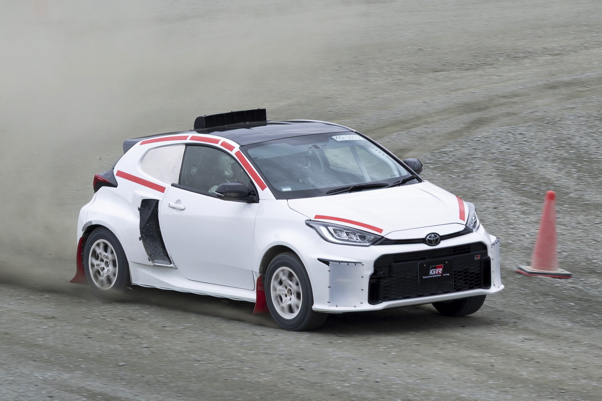 施設内にあるダートコースで試作1号車のステアリングを握ることができた。