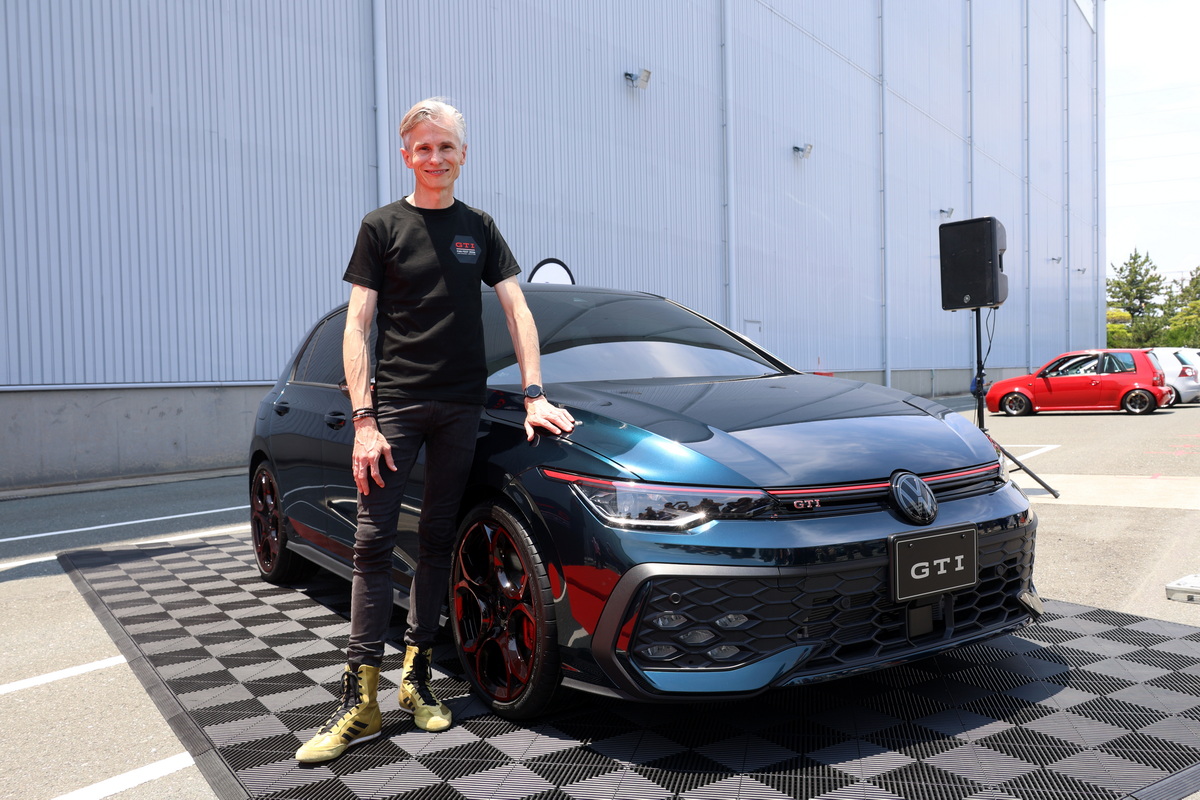 サプライズでお披露目された50周年記念限定車のプロトタイプとマーティン・ザーゲ氏。
