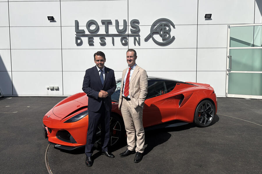 ロータスのマット・ナイス副社長（左）と英国のクリス・マクドナルド産業大臣（右）
