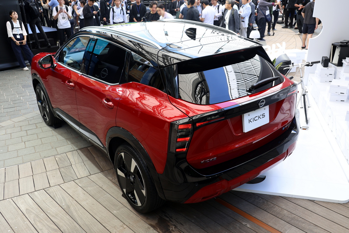 リアは口の字型の黒いグラフィックや車幅いっぱいに配されたテールランプなど、SUVらしい存在感を強調。