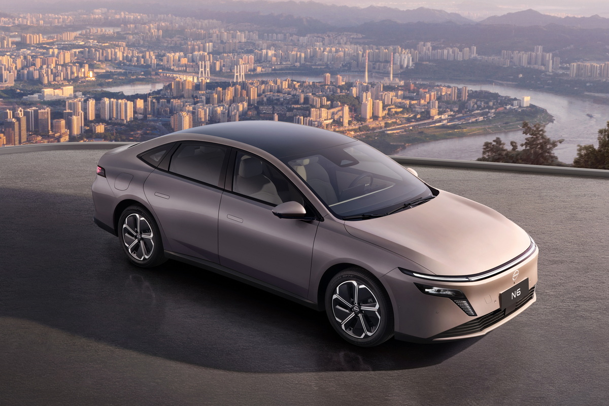 中国現地合弁会社である鄭州日産汽車有限公司から発表された、『N6』。