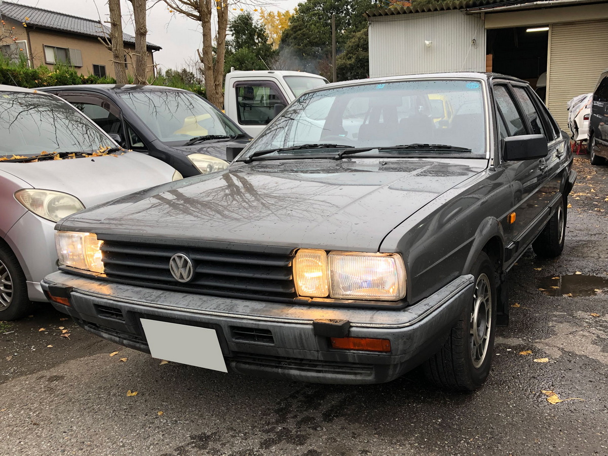 2019年末、手元にやってきた時のサンタナ。バンパーは白化してカサカサだったため、この後、いろいろなケミカル剤を試しました。