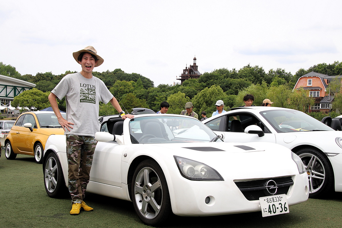 ミラフィオーリ2026で取材した、鈴木航平さんと愛車の『オペル・スピードスター』。