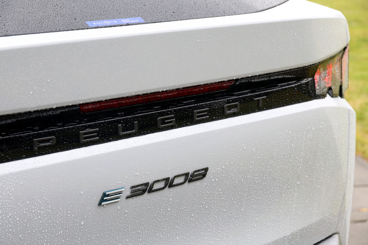 リアゲートの車名の文字が『E 3008』になり、『HYBRID』の文字がなくなった。