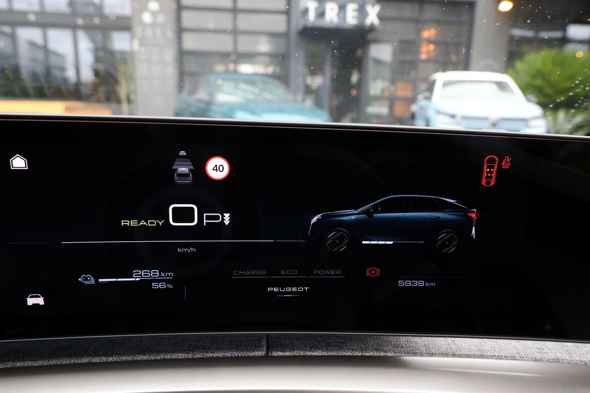 メーター内のバッテリー残量を示すイラスト（写真は停車時のもの）。