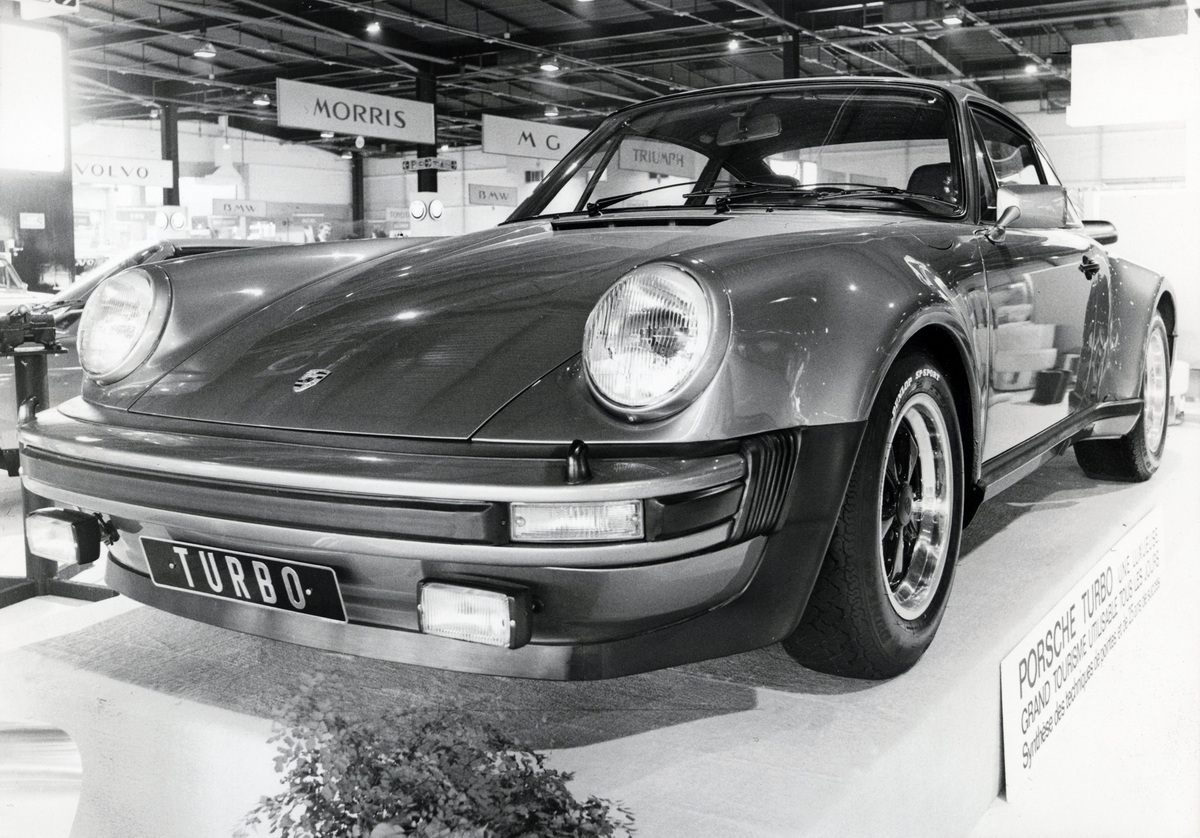 ポルシェ911ターボは1974年10月のパリ・モーターショーで発表された。