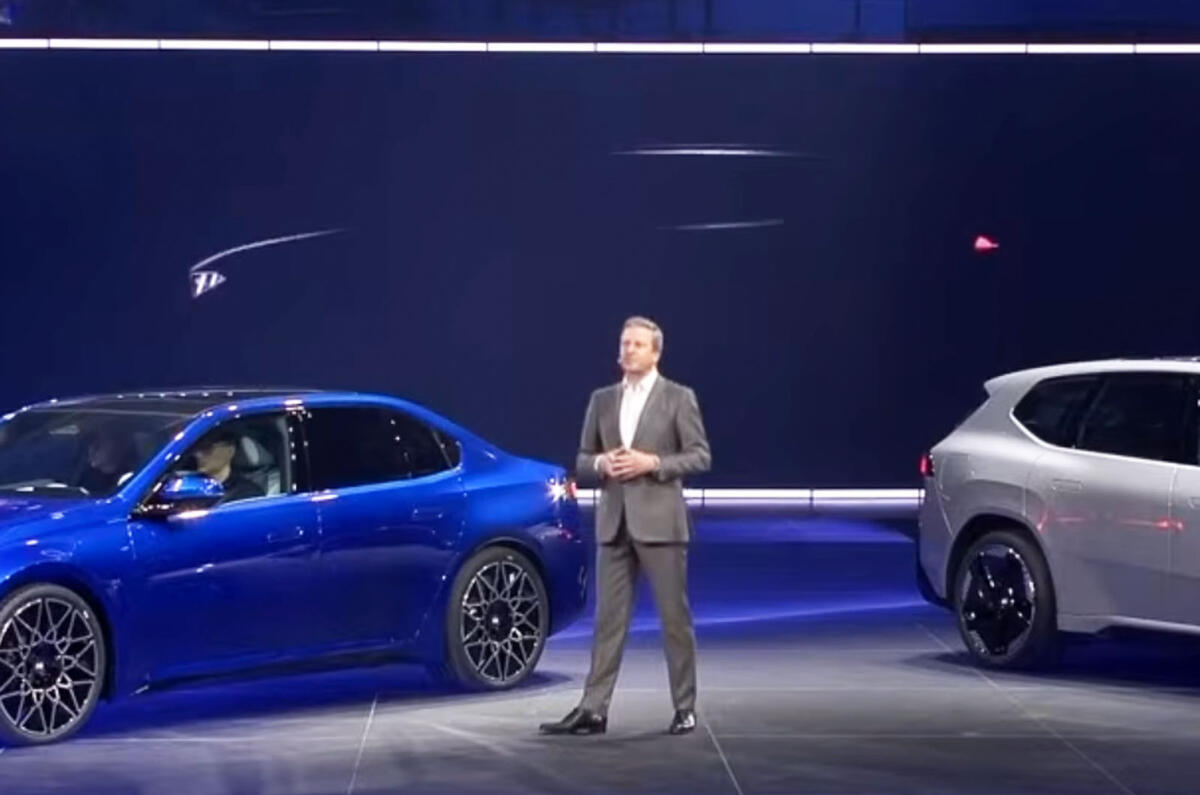 BMW i3の発表会で、背後のスクリーンには『ツーリング』のシルエットが表示されていた。