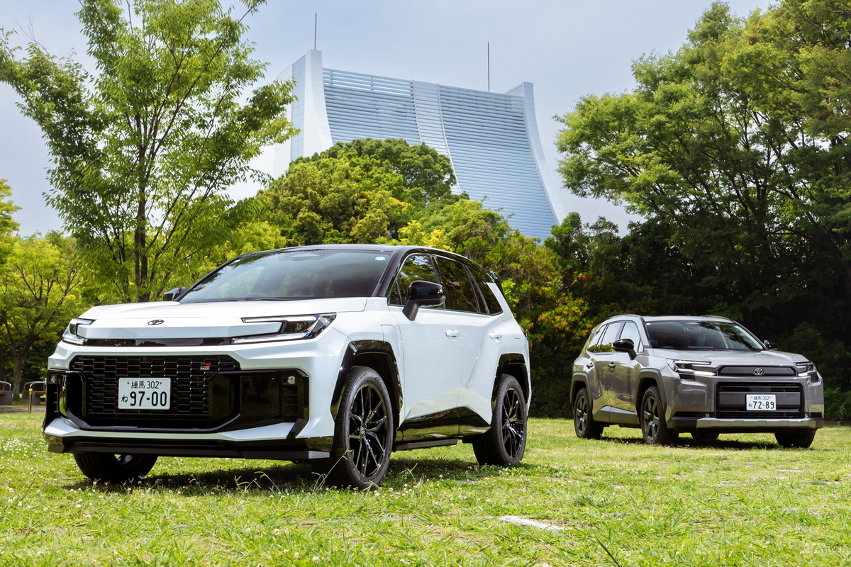 新型トヨタRAV4の『GRスポーツ』（左）と『アドベンチャー』（右）。
