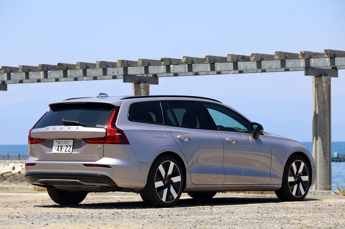 デビューから約8年経っても、V60のスタイルは古さを感じさせないものだ。