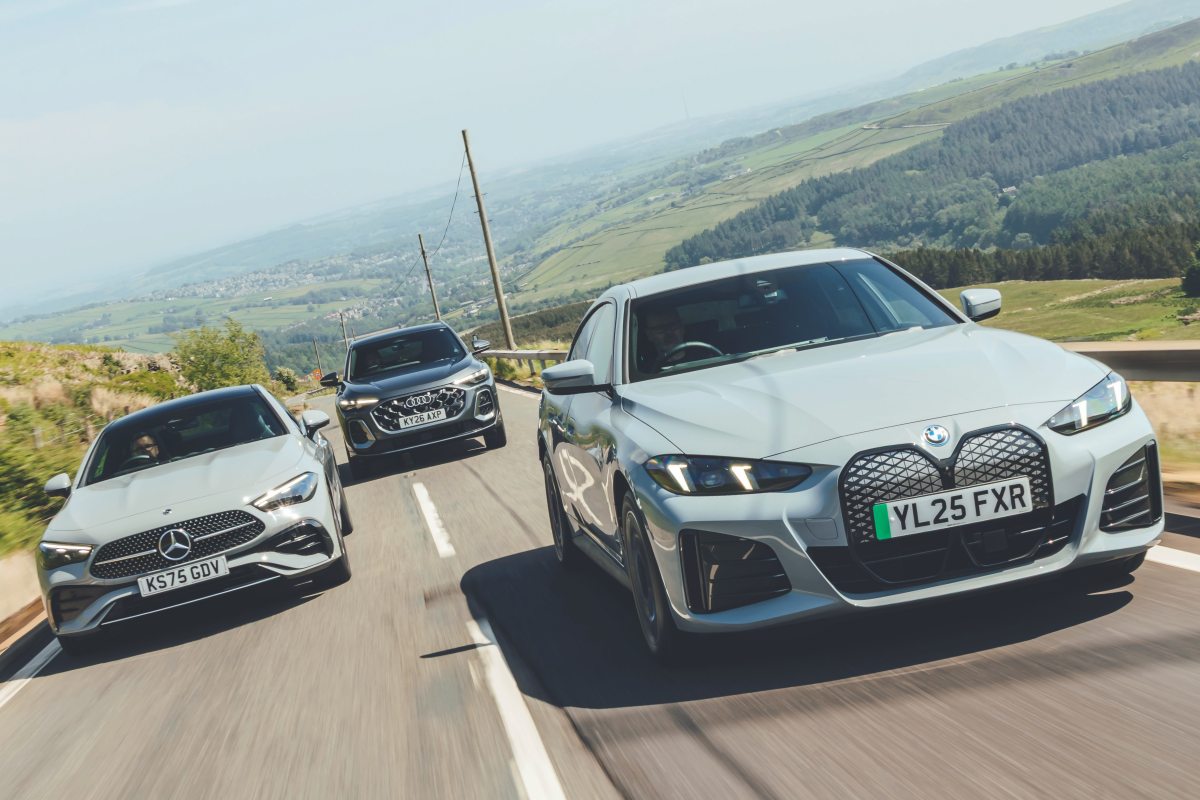 手前からBMW i4、メルセデス・ベンツCLE、アウディQ5 スポーツバック