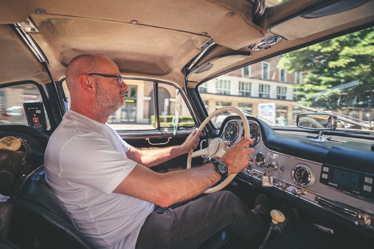 W198型メルセデス・ベンツ300SLを運転する筆者、マット・プライヤー