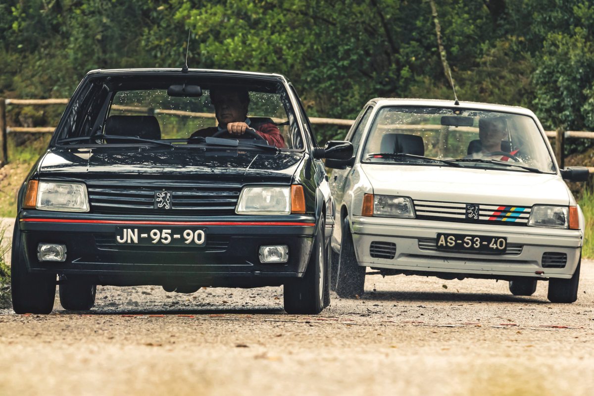 ブラックのプジョー205 GTI 1.6と、ホワイトの205 ラリー