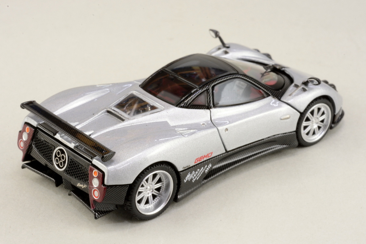 パガーニ・ゾンダFの実車は、2005年のジュネーブ・ショーで発表されました。