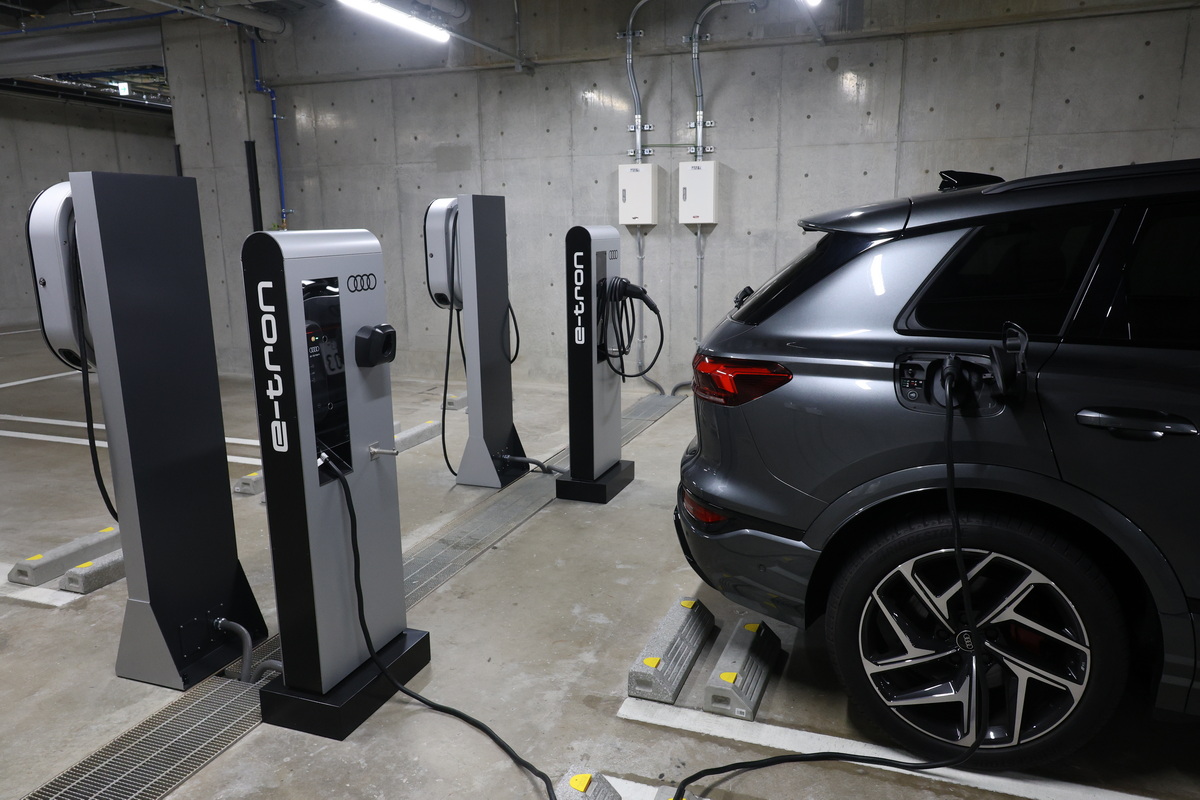 目的地となったラグジュアリーホテル『デュシタニ京都』の地下駐車場で充電中(200V/8kW)。