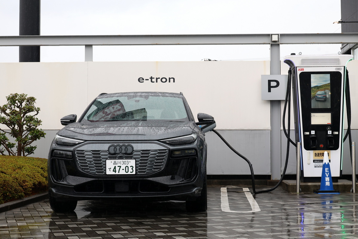 京都から戻った翌日、自宅から一番近いアウディ沼津で急速充電。