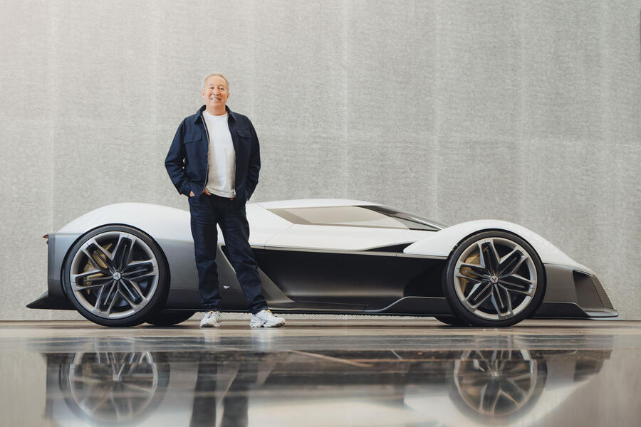 シボレー・コルベット・コンセプトカーとジュリアン・トムソン氏