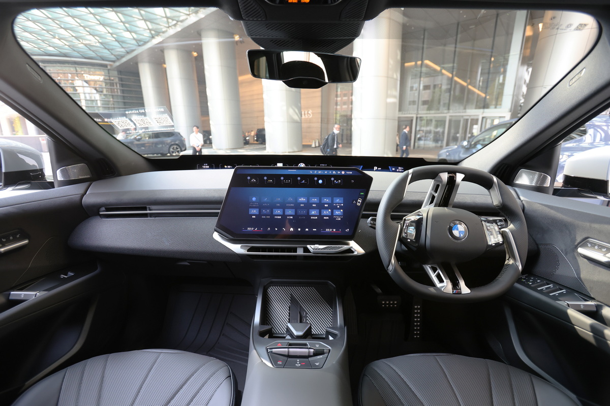 BMWパノラミックビジョンは、フロントウインドウ下部の端から端まで約110cmに渡って設けられたディスプレイ。