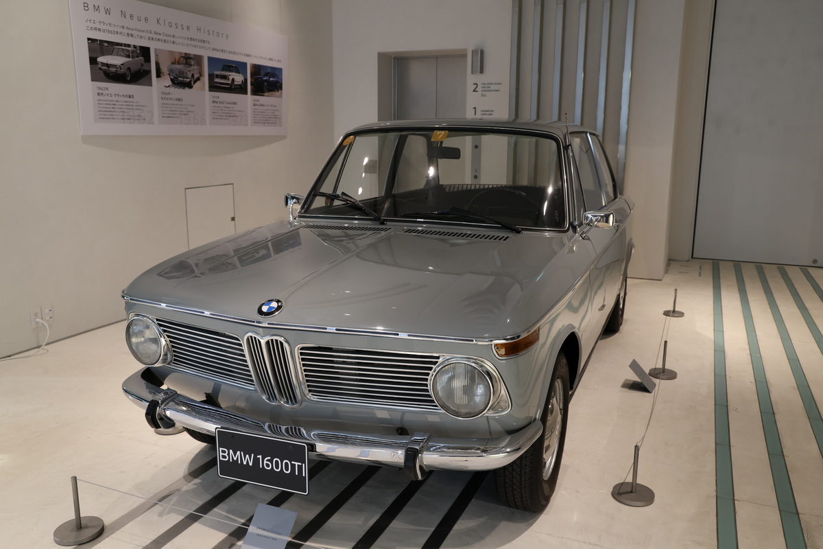 発表会会場にはクラシックモデル、BMW1600TIを展示。