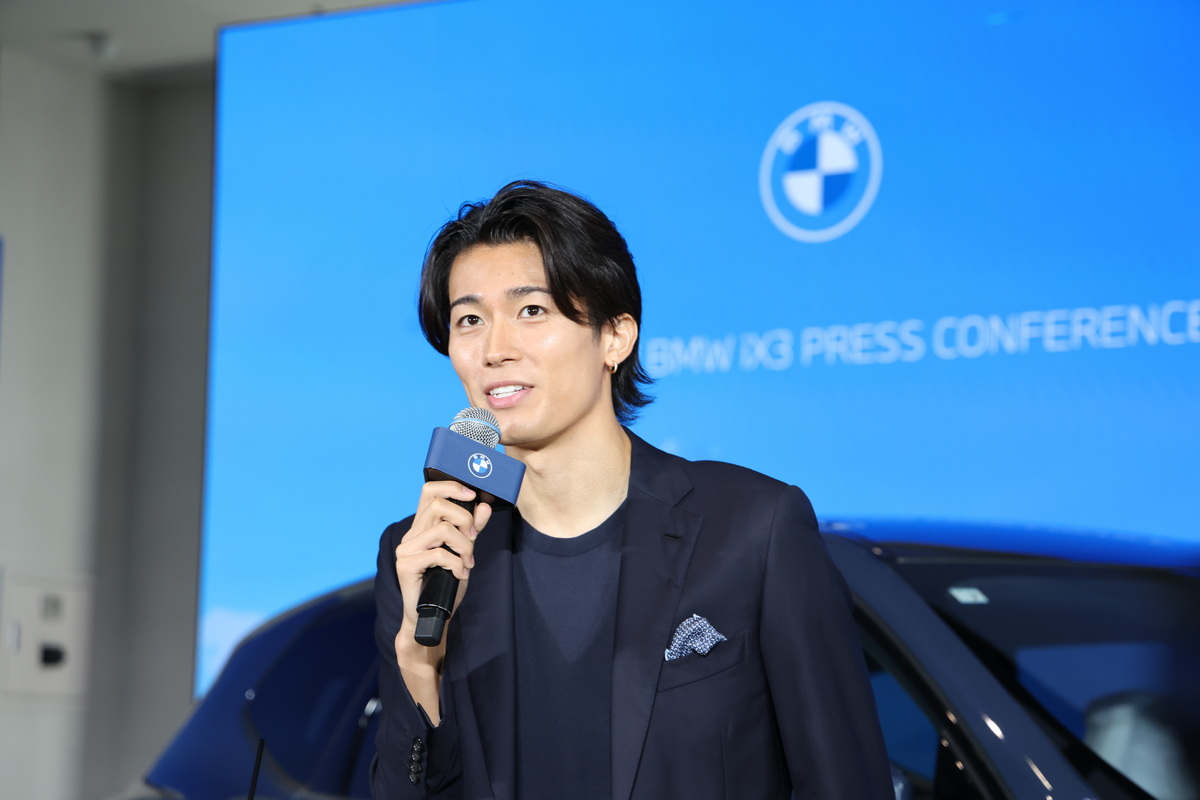 BMWブランドフレンドに任命された、プロサッカー選手の中村敬斗選手。