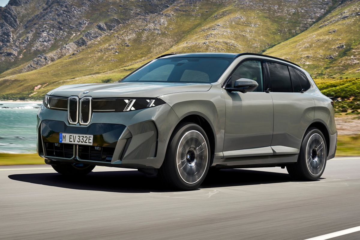 旧型と大きく異なる印象の新型BMW X5。ボリュームが強い上に影面が主張している前後フェンダーやリアの重さを感じるシルエットなど、プロポーションが洗練されているとは言い難いです。