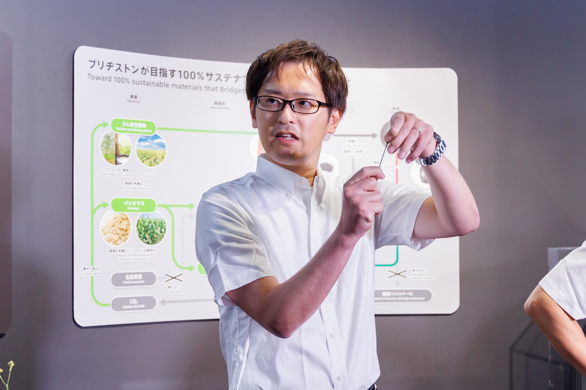 天然ゴムは引っ張り強度は高いものの耐摩耗性が悪いため、合成ゴムの配合が必要になります。