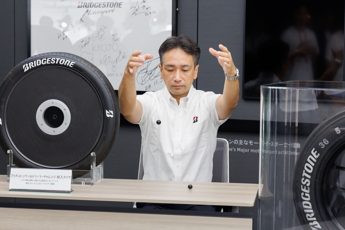 同じ高さから落とした時の写真。左が市販タイヤ用ゴム、右がレースタイヤ用ゴムです。
