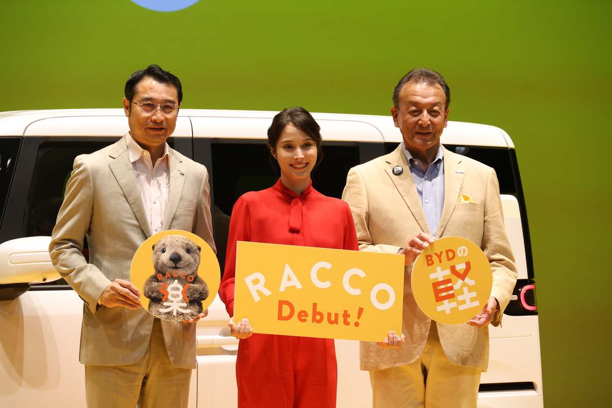左から劉学亮BYD副総裁/BAJ会長、広瀬アリスさん、東福寺厚樹BAJ社長。