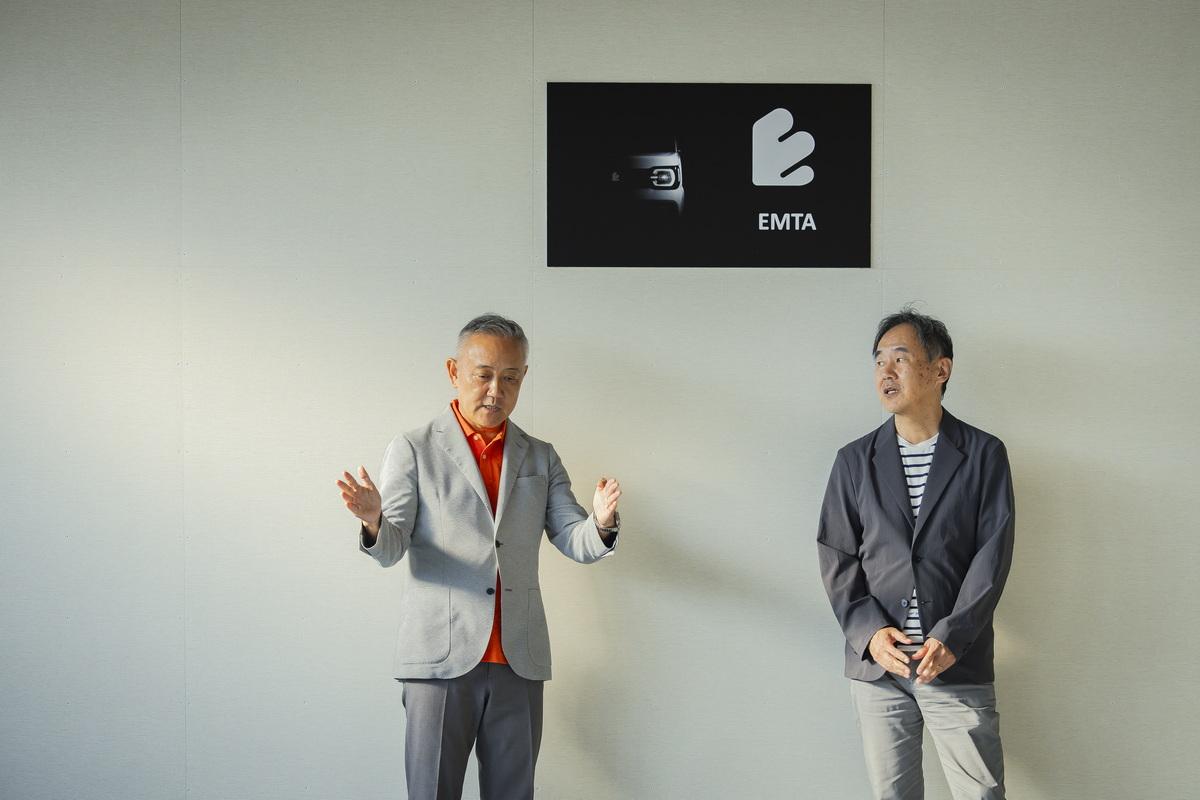 飾らない言葉で今後の展望を語る打越CMO(左)と筆者(森口将之)。