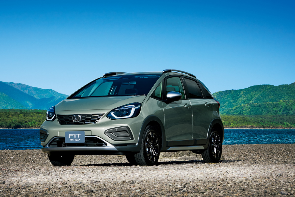 価格はX(ガソリン車/FF)の180万6200円から、クロスター(e:HEV/4WD、写真)の295万5700円となる。