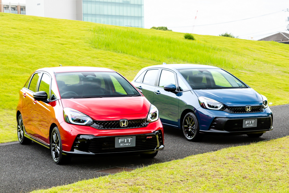 ホンダがフィットのマイナーチェンジを発表。左が『RS』、右が『Z』。
