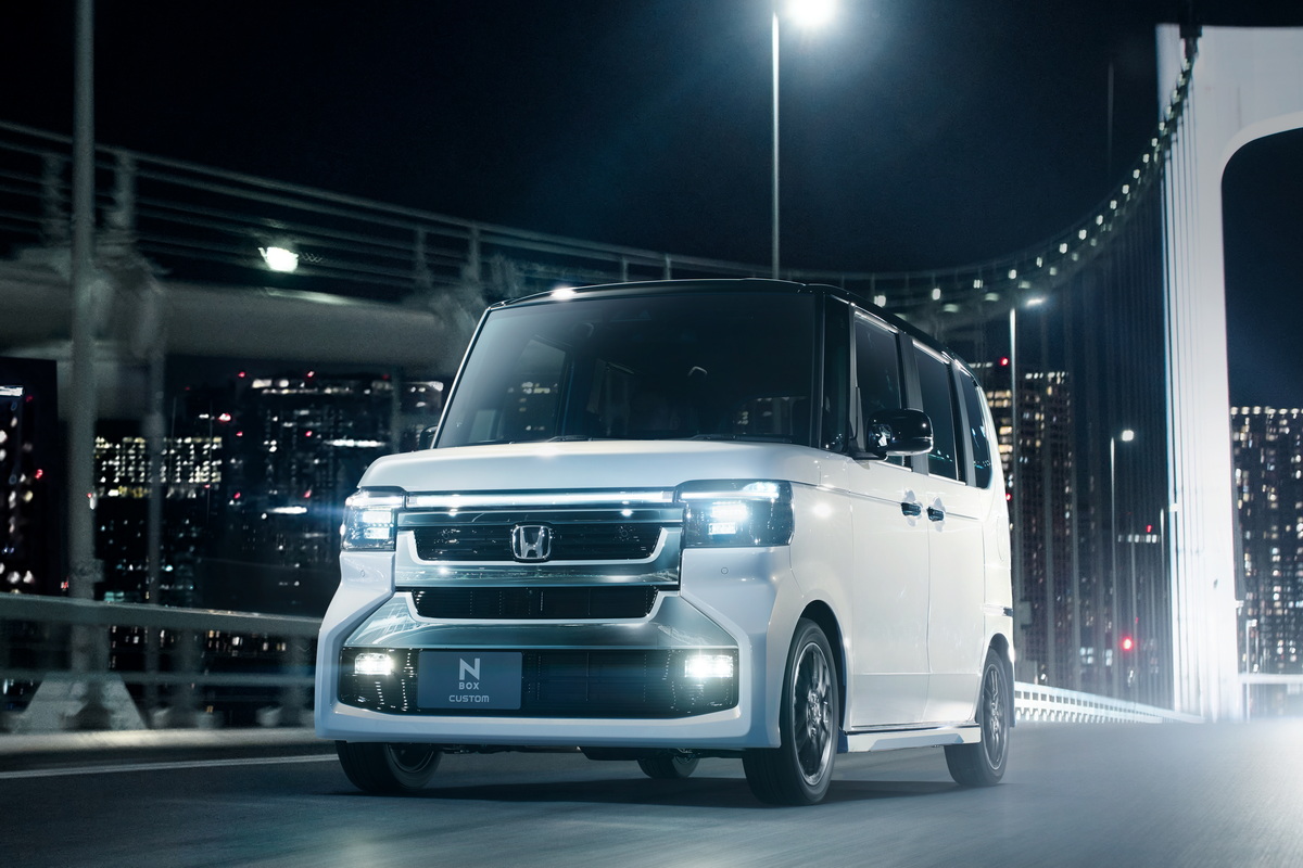 フロントアクセサリーLEDを常時点灯化させ、昼夜問わず一文字ライトを強調したカスタム。