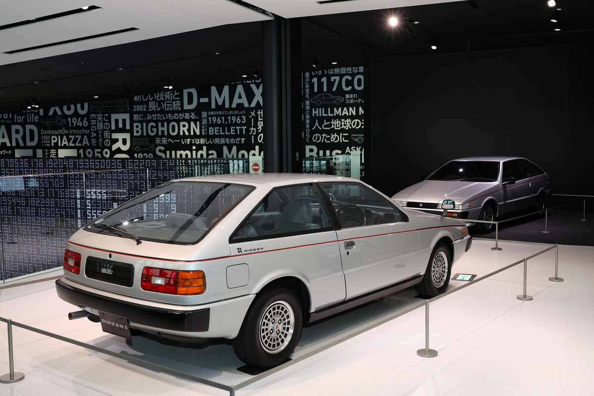 先日いすゞプラザに展示された、ピアッツァ(手前)とアッソ・ディ・フィオーリ(奥)。