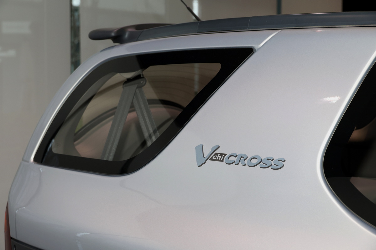 ビークロス（VehiCROSS）は、英語のVehicle（乗り物）、Vision（未来像）、Cross（交差）を合わせた造語。