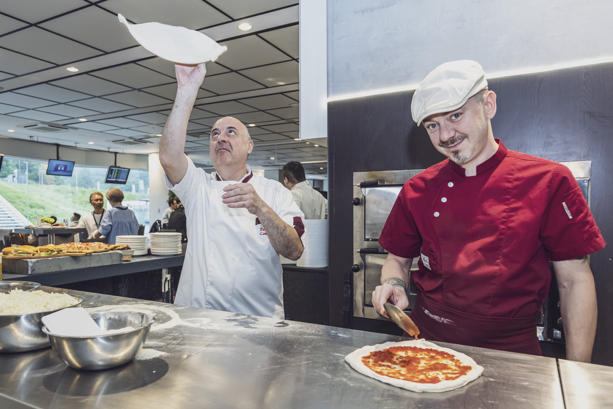 ラウンジではその場でイタリアの本格的ピッツァを作ってくれる。