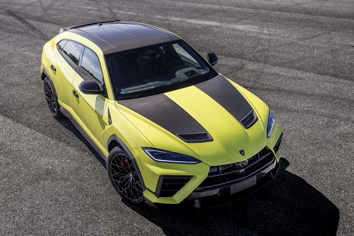 ランボルギーニはスーパースポーツSUV『ウルス』に、『SEペルフォルマンテ』を追加。